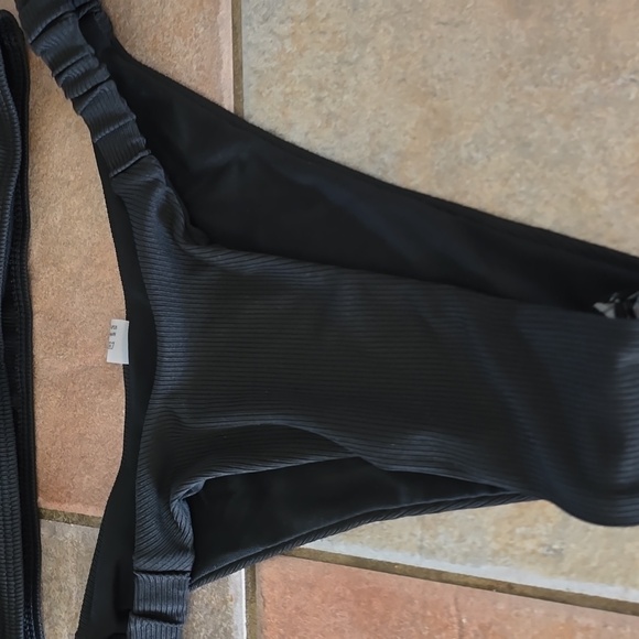 Black Bandeau Bikini with White Floral Accent Sz Sm Nwot - Picture 4 of 5